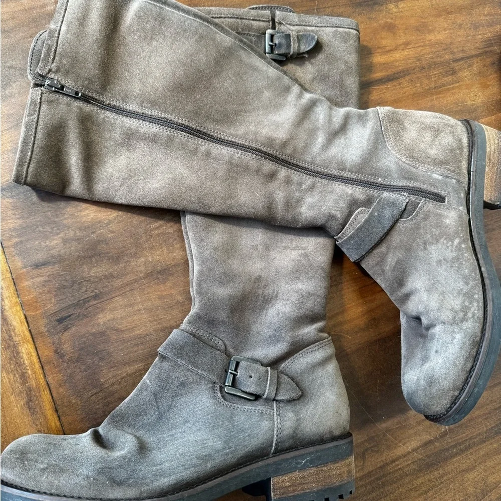 La Canadienne Stylish Tan Suede Knee-High Boots